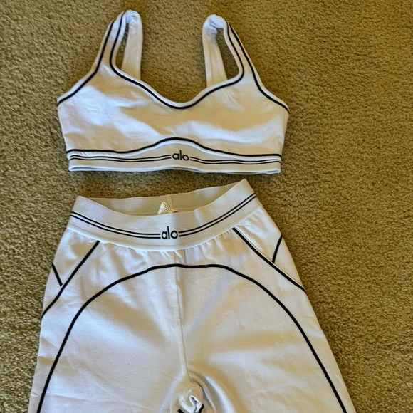 ALO Yoga Set - Airbrush High-Waist Heart Throb Legging & Sports Bra - Picture 8 of 13